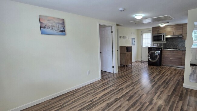 Building Photo - Charming 3BR First-Floor Condo – Walk to B...