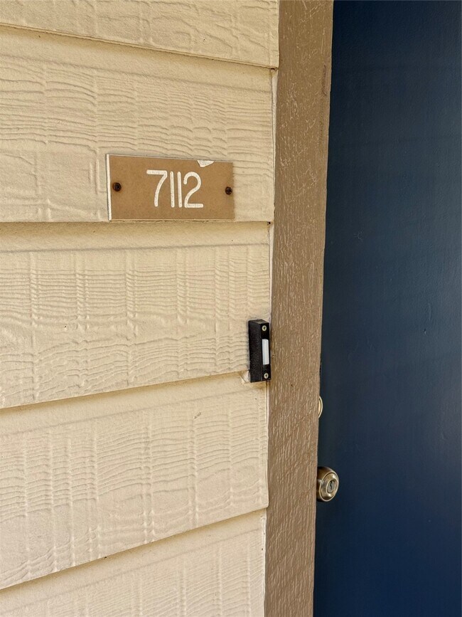 Foto del edificio - 7112 N Holiday Dr