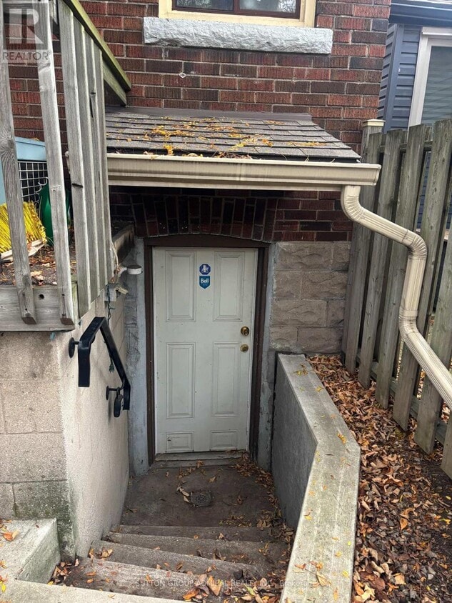 Building Photo - 226 Bay St N