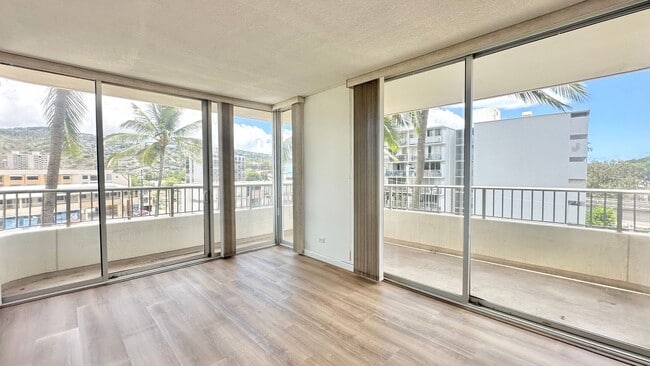 Building Photo - SPACIOUS 2 BED/2 BATH/1 PRKG, Washer/Dryer...