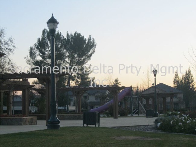 Building Photo - 390 Regatta Ln