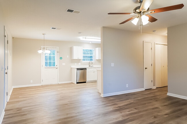 Building Photo - 1320 Lyndsey Ridge Dr