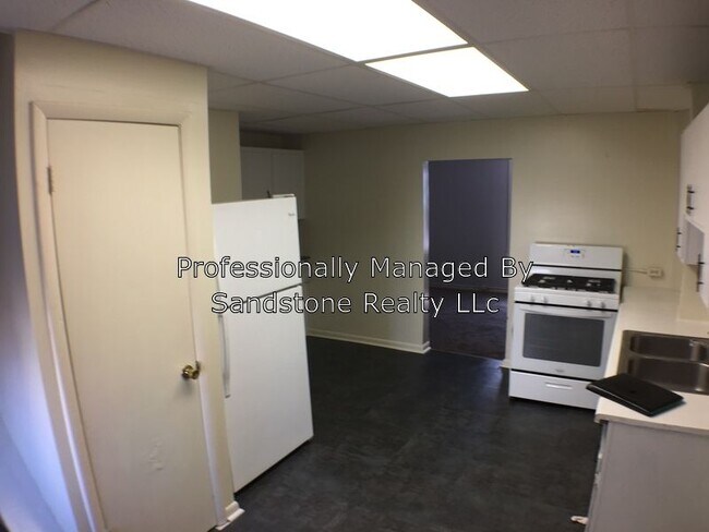 Building Photo - 2 BR townhome - Great price