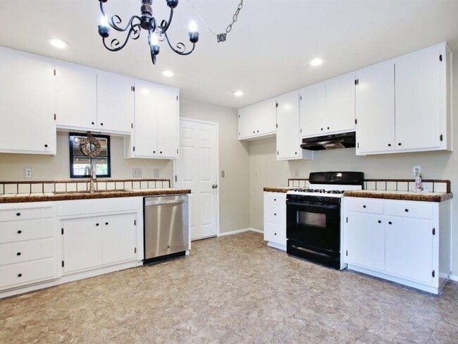 Building Photo - 3 Bedroom Single Family Home in Modesto