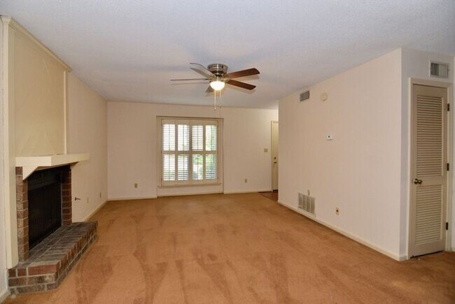 Building Photo - 3 Bed/2.5 Bath Forest Hills Condo