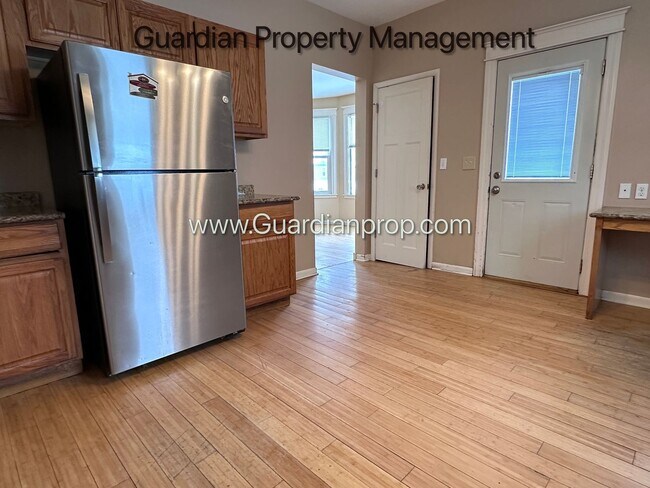 Foto del edificio - Spacious Two Bedroom Single Family Home, Hardwood Floors, W/D, Dishwasher