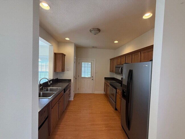 Foto del edificio - Beautiful 4-Bedroom Home with In-Law Suite "ASK ABOUT OUR ZERO DEPOSIT"