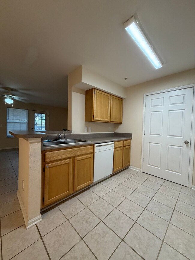 Foto del edificio - Spacious 1B/1B Unfurnished Condo near Beach in the Heart of Destin!