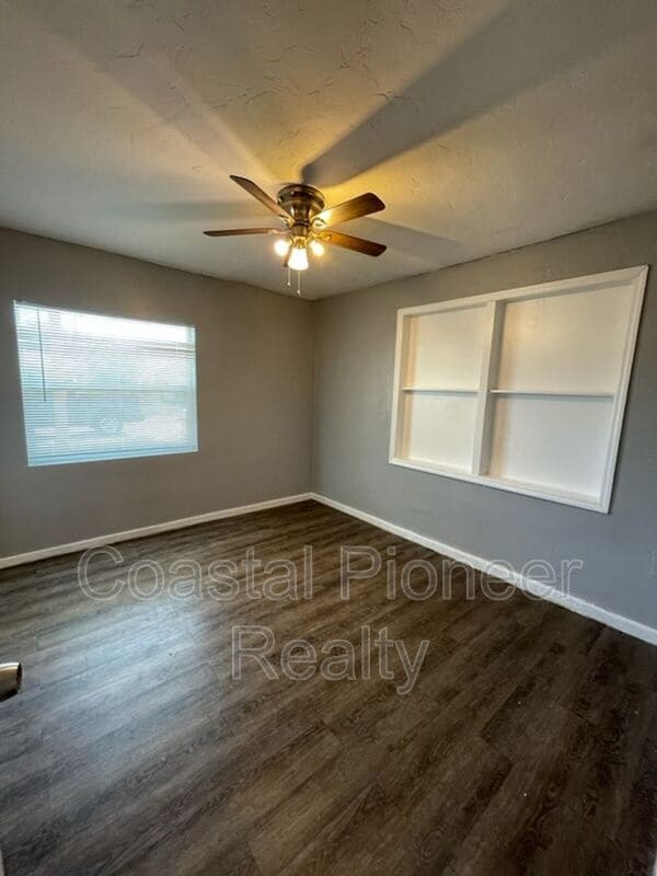 Building Photo - 1237 Fargo St S