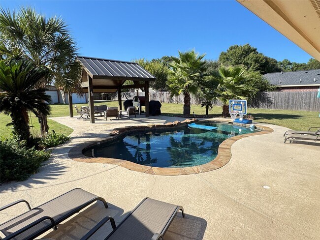 Foto del edificio - 16003 Escher Rd