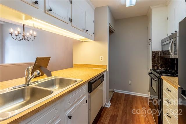 Foto del edificio - 8013 Charter Oak Ln