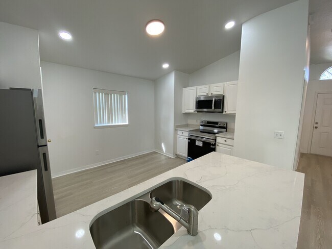 Building Photo - 221 Starbird Ct