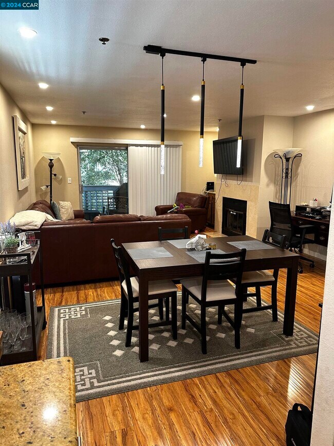 Building Photo - 1352 Las Juntas Way