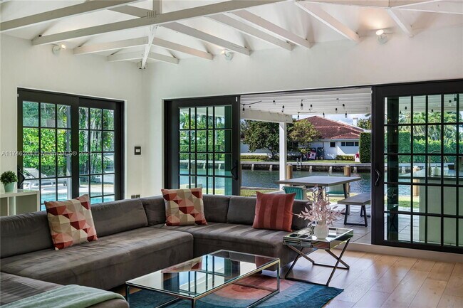 Foto del edificio - 524 Oleander Dr
