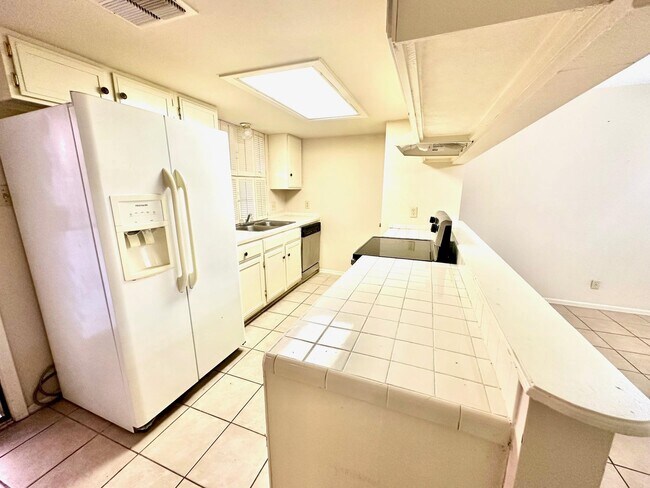 Foto del edificio - 5500 McPherson Rd