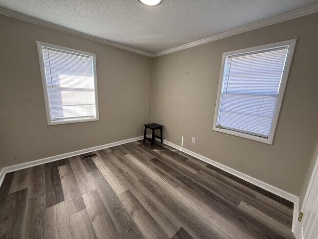 Building Photo - 104 Oak Ct