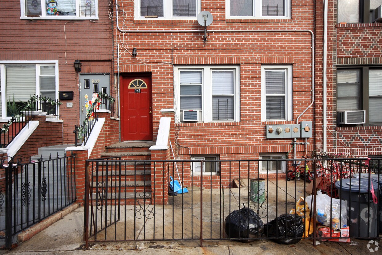 Building Photo - 941 41st St