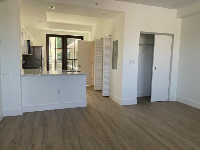 Building Photo - 4100 Davie Blvd Ext