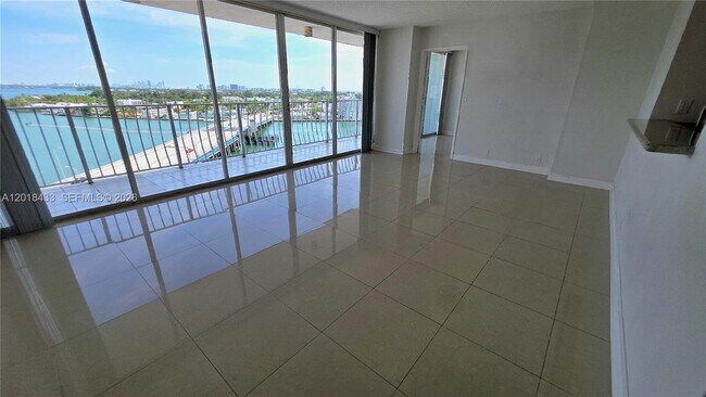 Foto del edificio - 7601 E Treasure Dr