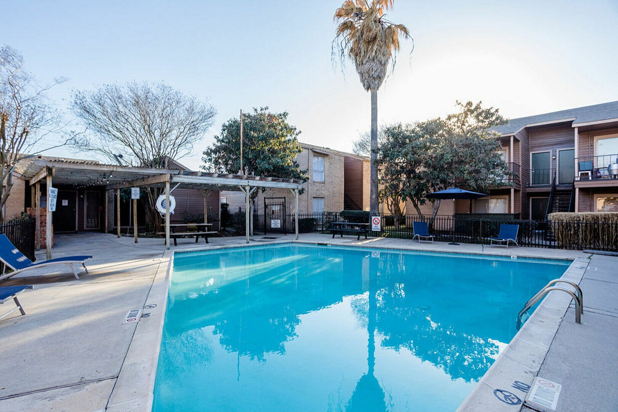 Date un refrescante baño en la cristalina piscina, perfecta para los días soleados. - Ridge Point