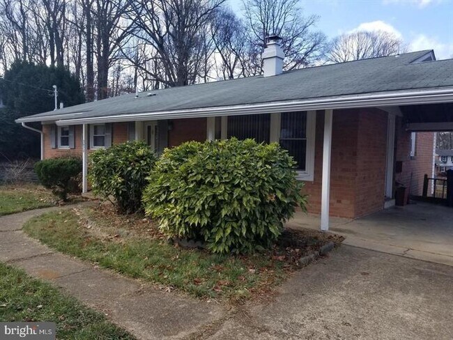Foto del edificio - Bright Annandale Home with Screened Porch and Prime Access
