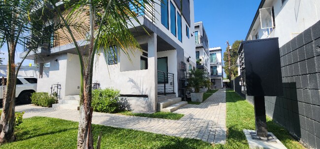 Building Photo - 1307 N Harvard Blvd