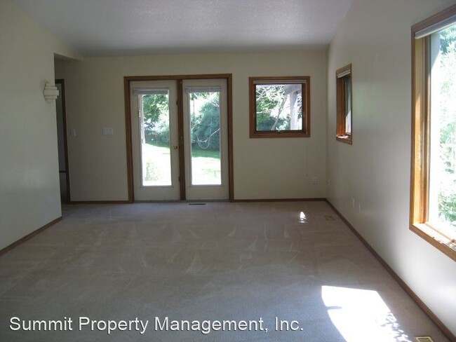 Building Photo - 801 Spartan Dr