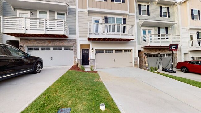 Building Photo - Townhome| Open Floor Plan |Bedroom with fu...