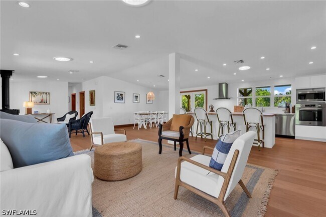 Foto del edificio - 828 Sanctuary Rd W