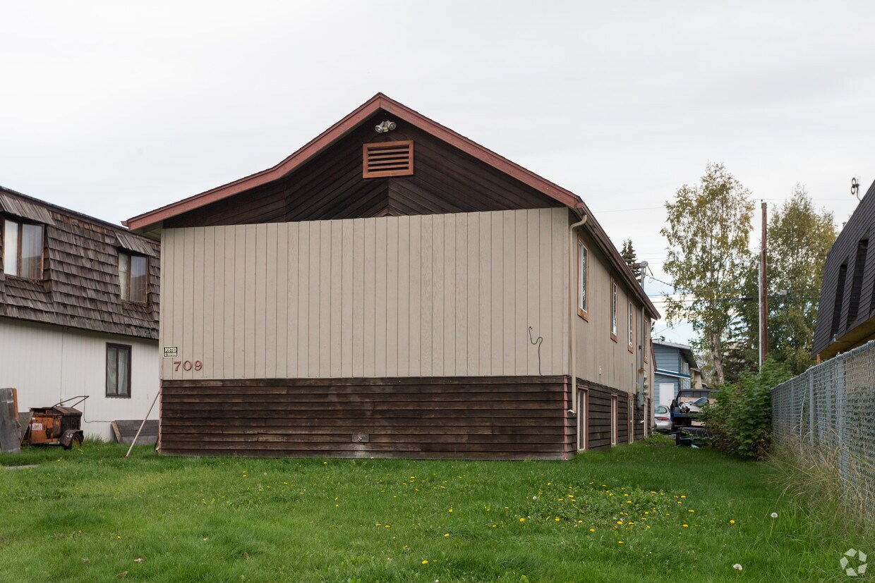 Building Photo - 709 N Park St
