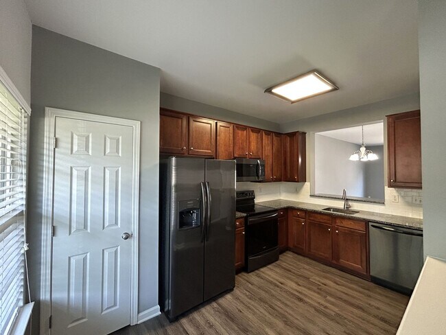 Foto del edificio - 3010 Golden Dale Ln