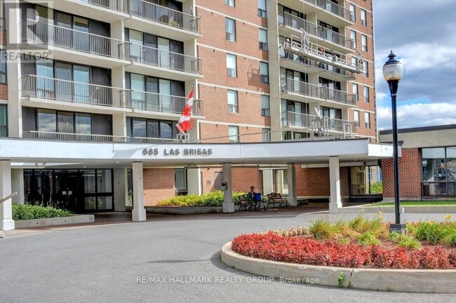Photo du bâtiment - 665 Bathgate Dr