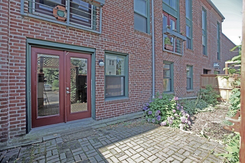 Private garden entrance - 71 Fulkerson St