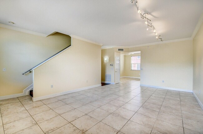 Building Photo - 628 Fern St