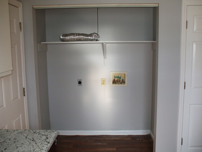 Building Photo - 816 W Town Ct