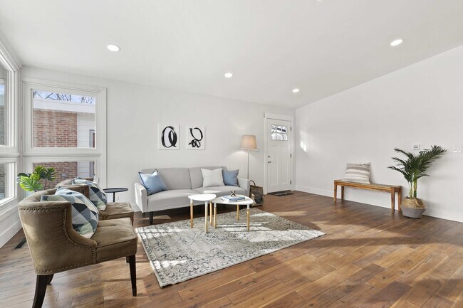 Building Photo - 823 Leclaire Ave