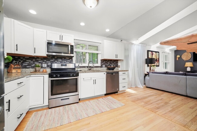 Building Photo - 4-Bed / 2-Bath Nicely Updated Home