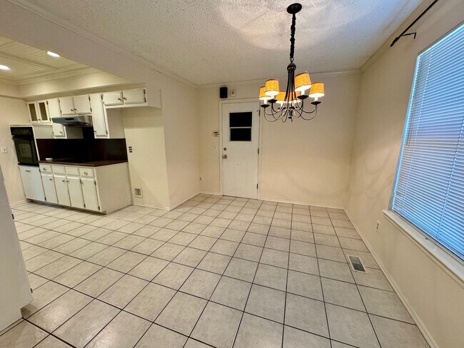 Building Photo - 3 bed 2 bath house with garage