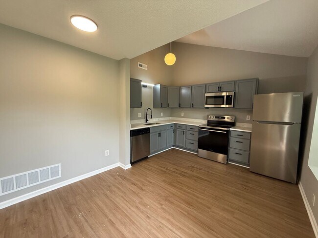 Foto del edificio - Coming soon ~ Charming 2 Bed, 1 Bath Duplex in Spring Hill, KS!
