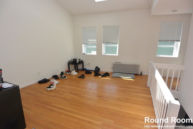 Building Photo - 10 Shepard St