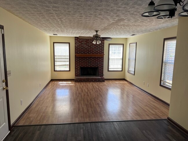 Family room - 550 Dunagan Dr