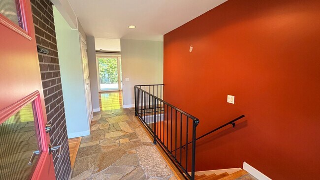 Foto del edificio - Spacious 4BR Bellevue Home with A/C, Office & Private Yard Near Microsoft
