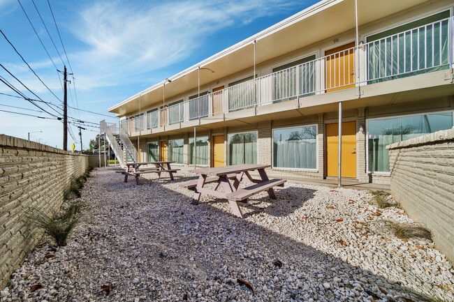 Building Photo - Boutique Living Near University of Houston
