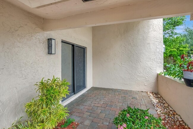 Building Photo - 21065 Escondido Way N