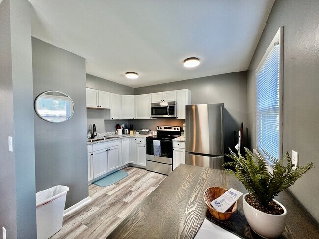 Foto del edificio - Charming, Stylish remodeled Trenton Apartment