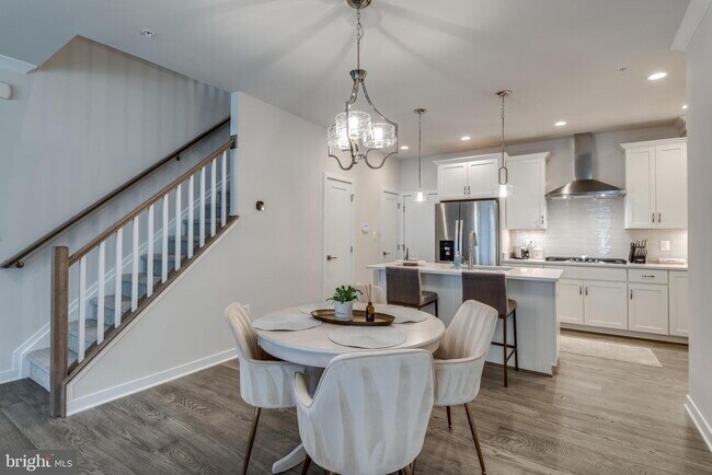 Foto del edificio - MOVE-IN READY TOWNHOUSE-STYLE CONDO IN ASHBURN