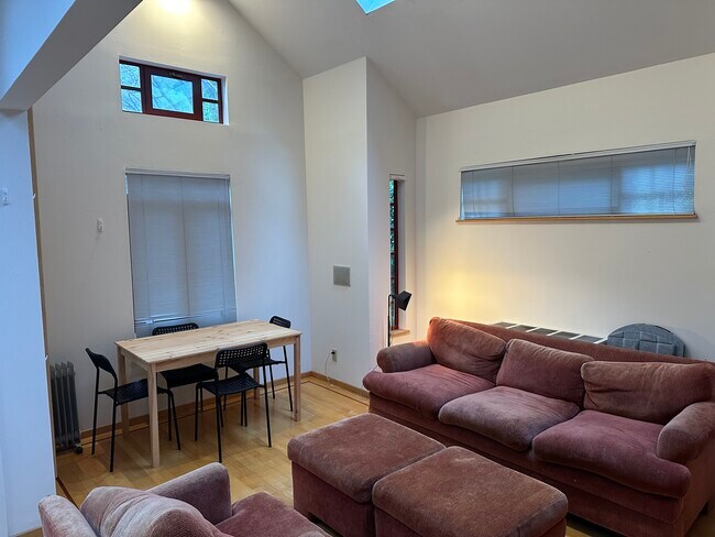 Foto del edificio - 2513 Alpine Rd