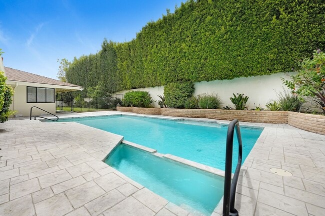 Building Photo - 555 Amalfi Dr