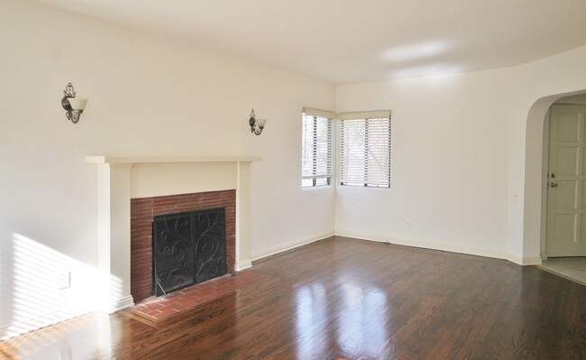 Foto del edificio - Open house Sat 12/21 1:30-3pm Darling home...