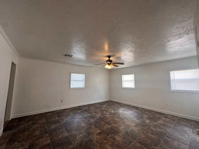 Foto del edificio - Spacious 3/2 with double lot